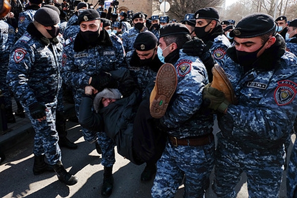 Протестующие ворвались в Ереванский университет