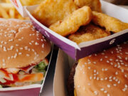 Главу Минздрава попросили ограничить рекламу фастфуда