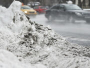 В оттаявшем сугробе возле московского ТЦ нашли тело мужчины