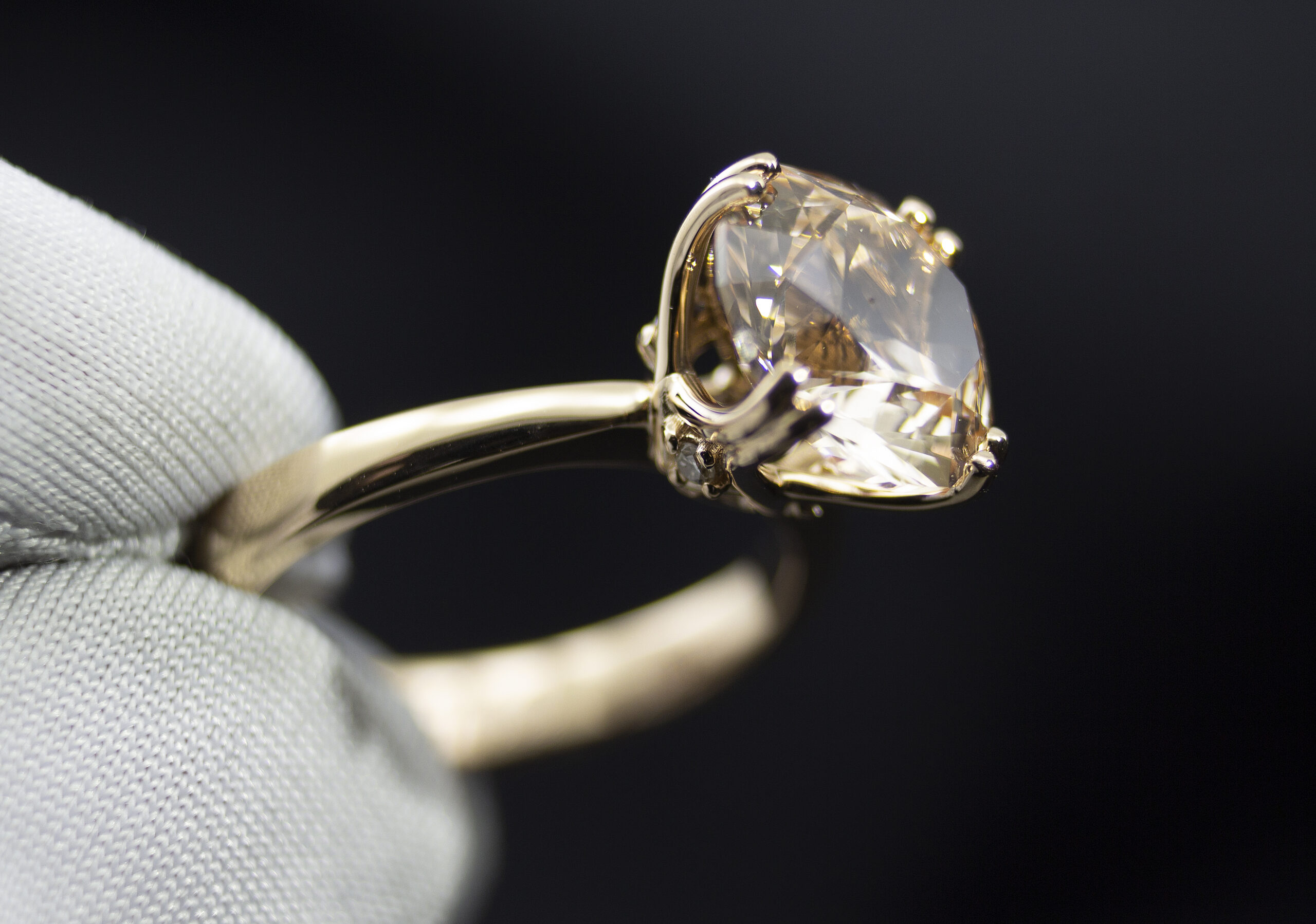 Почему стоит кольцо. Кольцо с морганитом 585. Помолвочное кольцо из золота 585. Помолвочное кольцо 585. Кольцо помолвочное с бриллиантом 585.