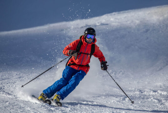 Катание на горных лыжах и сноуборде в Сочи: где взять снаряжение и экипировку?