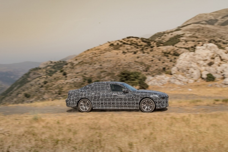 BMW i7 2023 года представлен на официальных фото
