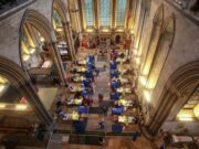 Британия начнет повторно прививать подростков от коронавируса