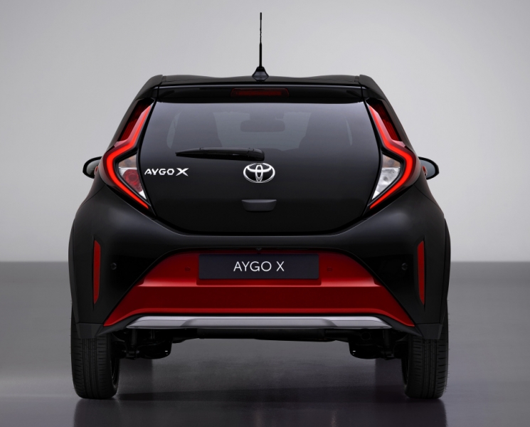 На рынок выходит самый дешевый кросс Toyota: Aygo X - одно из самых неоднозначных авто