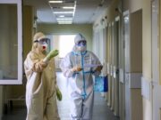 Путин поручил удвоить «ковидные» надбавки медикам за дежурства в праздники