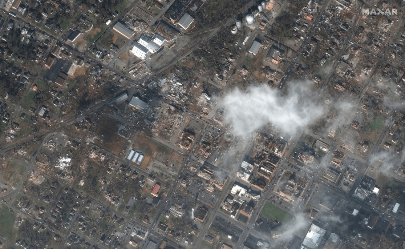 Спутники сняли последствия разрушительного торнадо в США