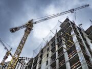 В Петербурге впервые с начала пандемии подешевело жилье