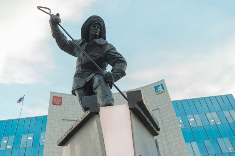 В Верхней Пышме открыли памятник металлургу-хранителю (ФОТО)
