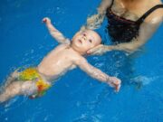 Грудничковое плавание и его влияние на развитие ребенка. На что обратить внимание при выборе бассейна?