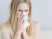 Лечение насморка у взрослых и детей: рекомендации по выбору спрея