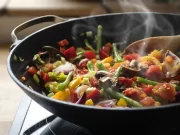 Овощи с соевым соусом и имбирем на сковороде по быстрому рецепту