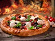 Чем угостить внезапно нагрянувших друзей? Выбираем пиццу с доставкой в Хабаровске