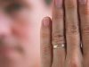 На каком пальце мужчины носят обручальные кольца?