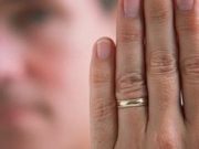На каком пальце мужчины носят обручальные кольца?