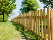 Заборы из пластика и сотового поликарбоната – разновидности и их особенности