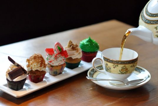 Секрет удачного чаепития: выбираем вкусные пирожные с доставкой в Москве