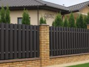 Забор из евроштакетника: технические характеристики, достоинства и недостатки