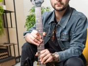 Как научиться играть на гитаре: самостоятельно или обратиться к профессионалам?