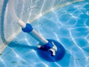 Пылесосы, щетки, сачки: как выбрать лучшее оборудование для бассейна