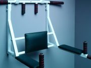 Настенные турники для дома: виды, особенности, советы по выбору и практическому использованию