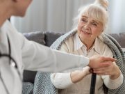 Уход за лежачим больным: выбор сиделки с проживанием и ее требования