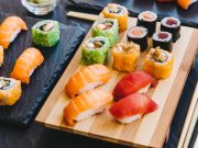 Уютный вечер с друзьями: лучшие угощения и доставка набора ролов