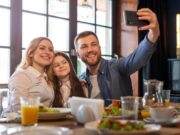 Как выбрать ресторан для похода всей семьей