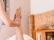 Традиционный тайский ритуал для ног с палочками