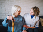 Как правильно подобрать сиделку с проживанием: полезные советы