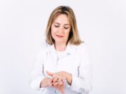 Чешется подушечка большого пальца левой руки: народные приметы