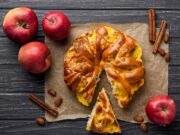 Слойка с яблоком из дрожжевого слоеного теста