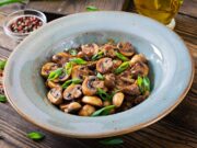 Шампиньоны со сметаной и чесноком на сковороде