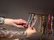 Плетение браслетов из резиночек на станке