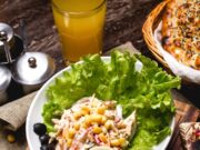 Салат с пекинской капустой, крабовыми палочками, кукурузой и яйцом