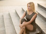 Чешется левое колено у девушки: народные приметы и суеверия