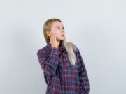 Приметы: горит правое ухо у девушки в понедельник вечером