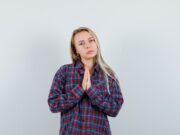 Примета: чешется левая ладонь у девушки в понедельник вечером