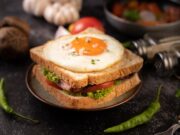 Гренки с яйцом на сковороде