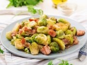 Тушеная капуста с сосисками и томатной пастой