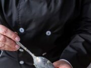 Крабовые палочки и кукуруза: простой рецепт салата