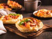 Дрожжевая пицца с колбасой, сыром и помидорами в духовке