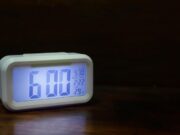 Настройка времени на электронных часах настольных