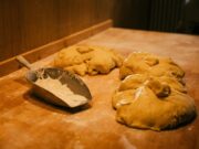 Самое вкусное сдобное тесто для булочек на сухих дрожжах и молоке