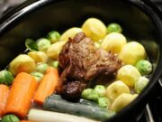 Говядина в горшочке с картофелем и овощами в духовке