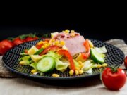 Копченый салат с огурцами и кукурузой