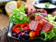 Салат с копченой колбасой, помидорами и сыром