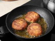 Куриные котлеты с майонезом и мукой на сковороде