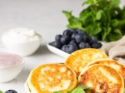 Пышные оладьи из кефира: рецепт