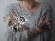 Разница между трещиной на защитном стекле и экране