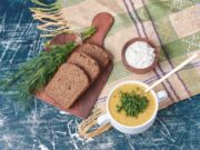 Пошаговый рецепт рассольника с перловкой и солеными огурцами